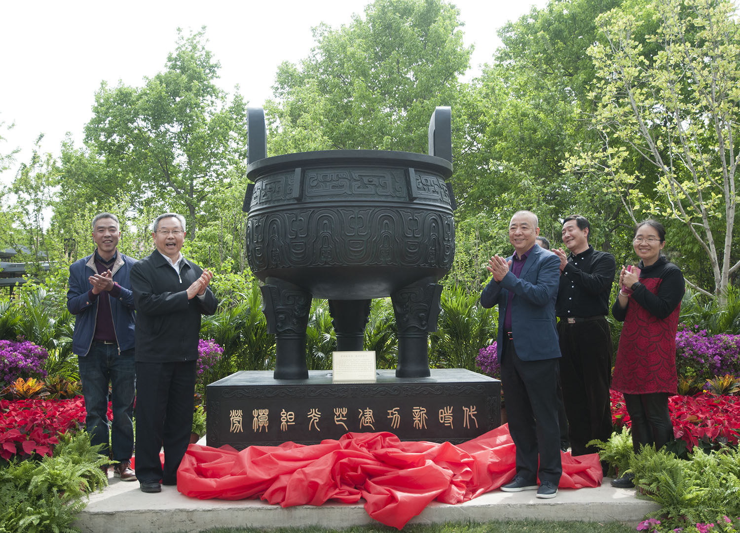 “勞模鼎”——勞模綻光芒 建功新時代